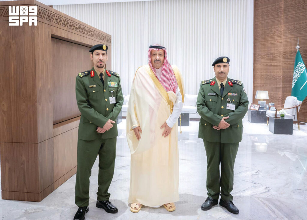 أمير الباحة يبحث مخاطر الأمطار والسيول