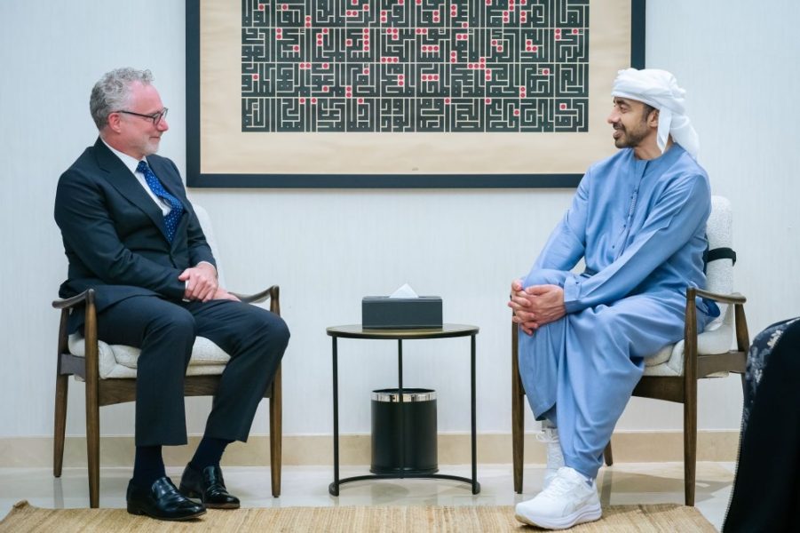 عبدالله بن زايد والسكرتير الرئيسي لرئيس الوزراء الكندي يبحثان تعزيز علاقات التعاون والشراكة بين البلدين