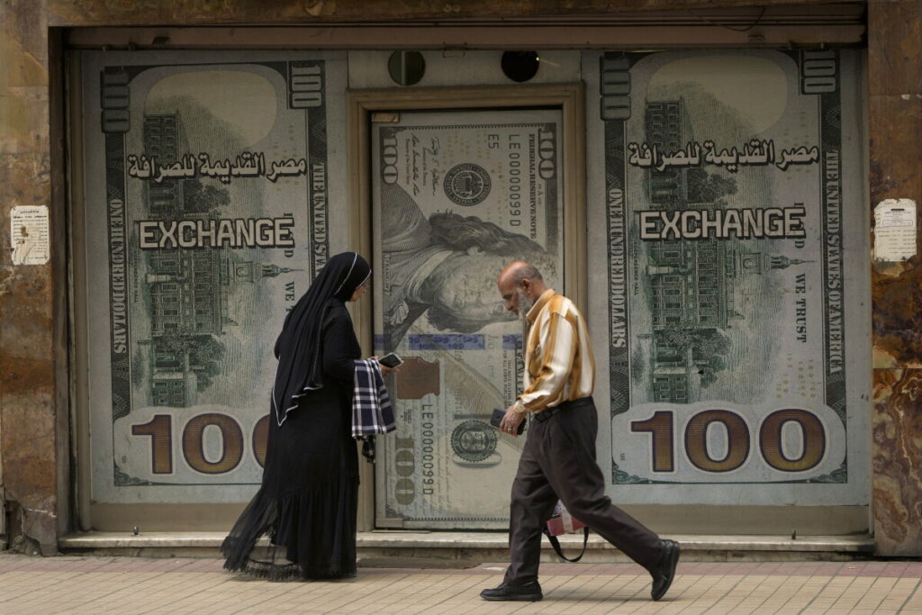 الجنيه المصري يتراجع دون مستوى 55 مقابل الدولار