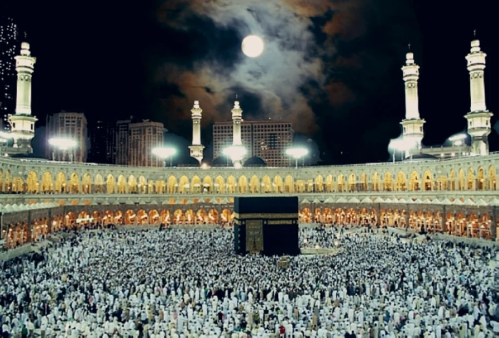 Moon to align directly over Holy Kaaba Monday morning