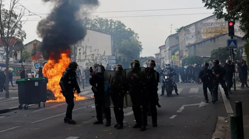 France closes up to 500 schools Monday over student protests
