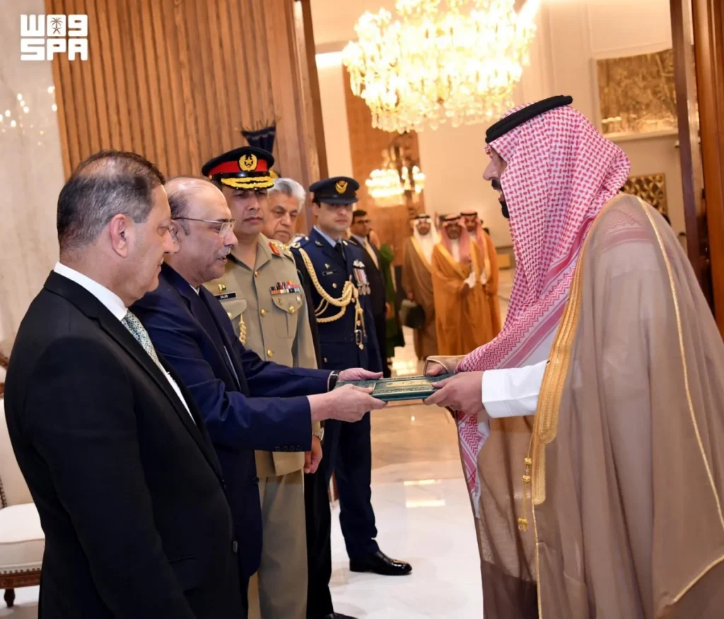 Saudi Ambassador Al-Baqami presents credentials to president of Pakistan