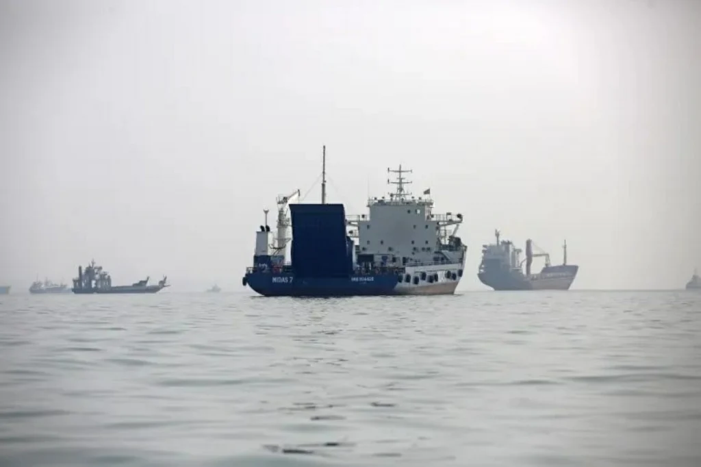 IRGC mines set tankers ablaze as Tehran threatens expanded attacks