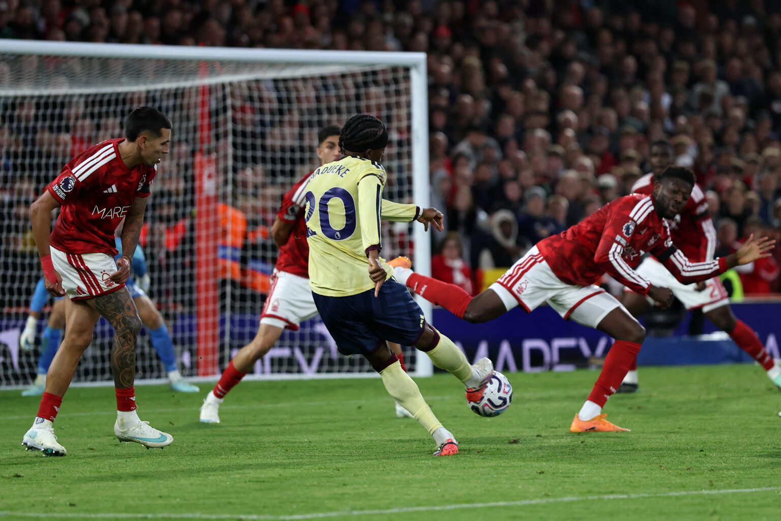 Arsenal close gap on Premier League leaders Man City with Forest win