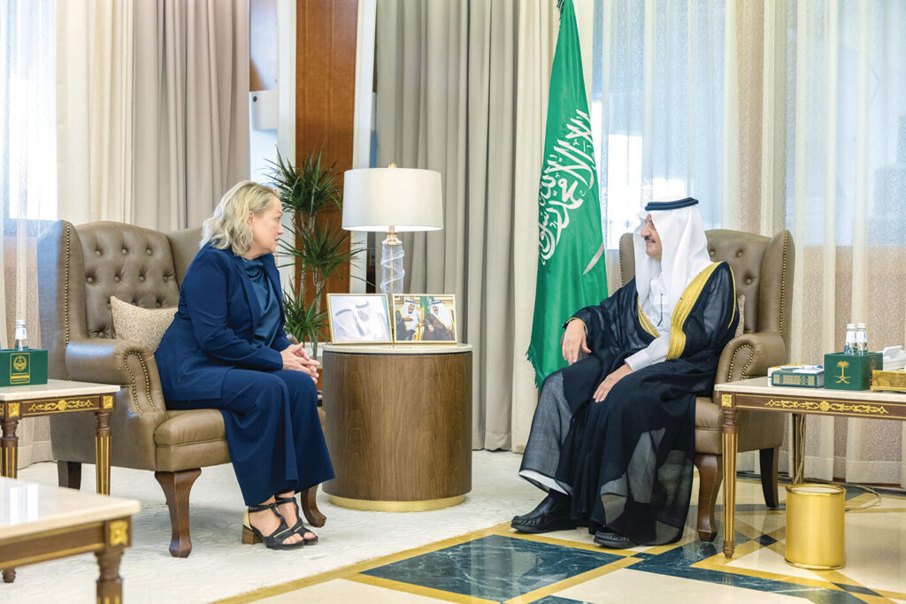 أمير الشرقية يطّلع على جهود "سبل".. ويكرّم الفائزين من "بناء"