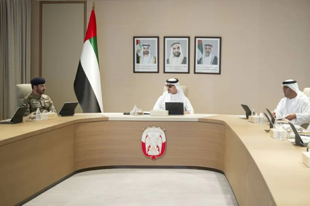 هزاع بن زايد يستقبل وفداً من شرطة أبوظبي والدفاع المدني ومركز «الطوارئ والأزمات»