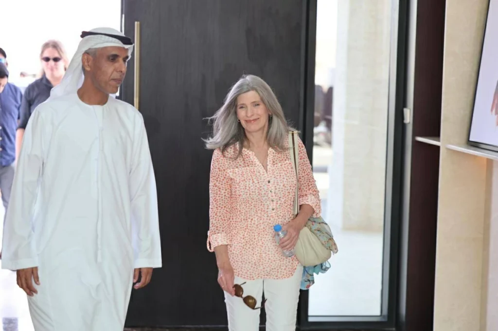 عضوة في مجلس الشيوخ الأمريكي تشهد السباق التراثي للهجن بالعين