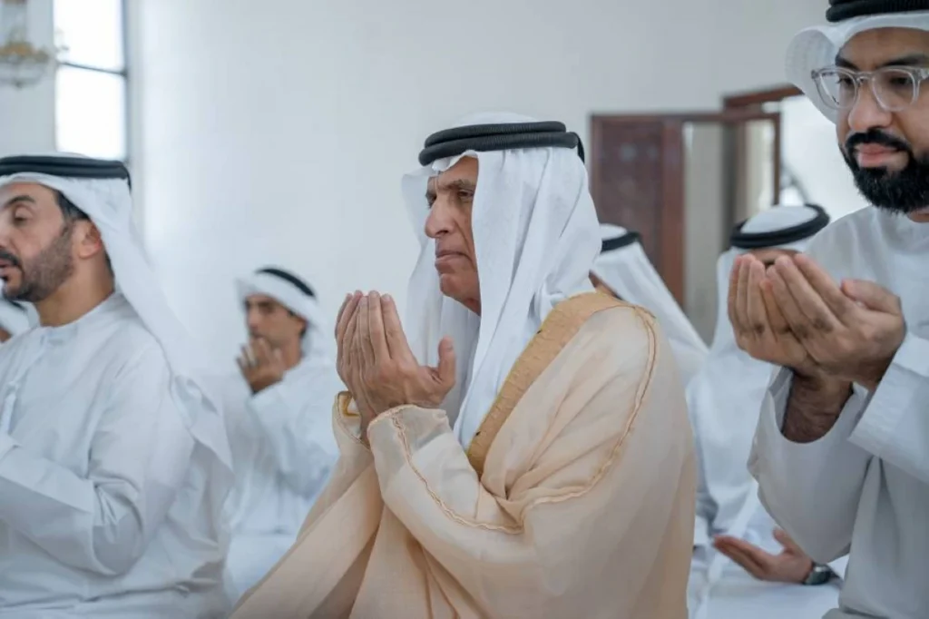 تلبيةً لدعوة رئيس الدولة.. سعود بن صقر يؤدي صلاة الاستسقاء
