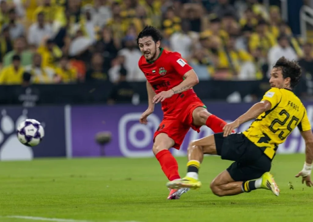 شباب الأهلي يهزم الاتحاد في جدة بثنائية سردار