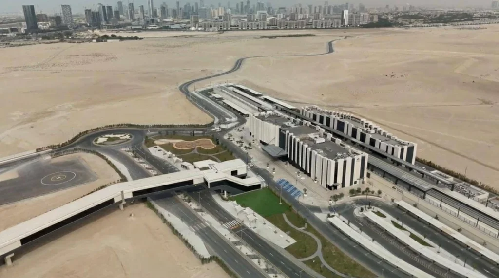 قطارات الاتحاد تفتتح جسراً حيوياً للمشاة يربط محطة اليلايس بمترو دبي
