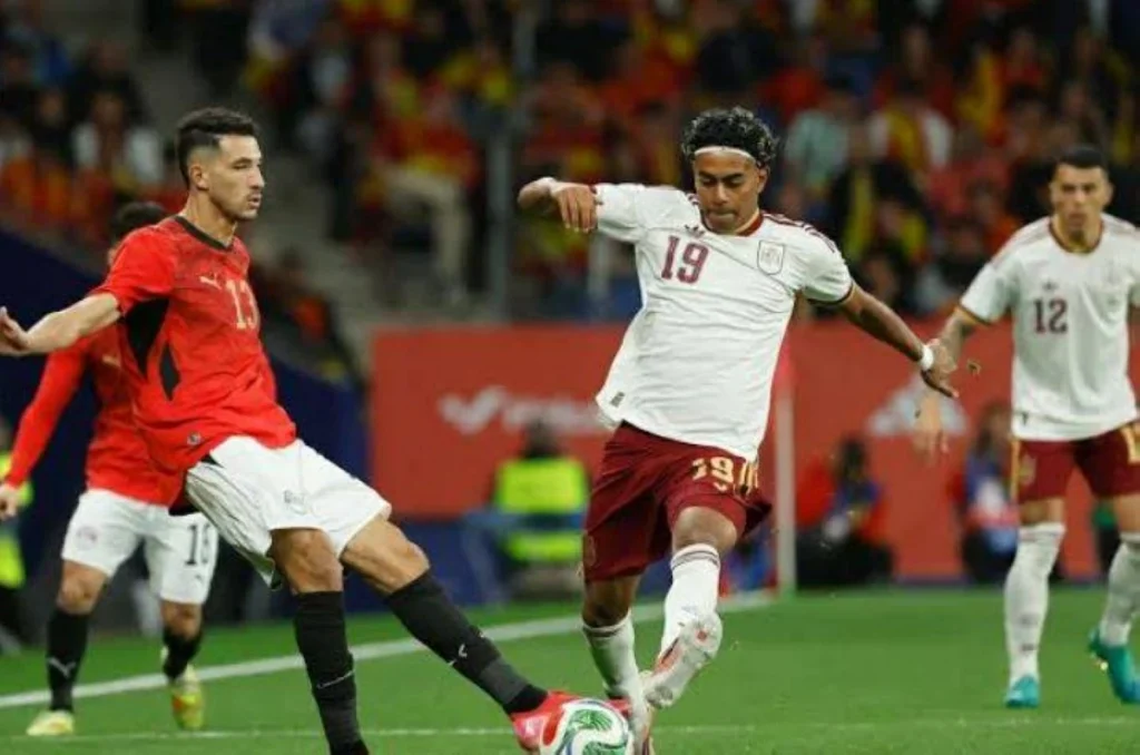 «فيفا» يعاقب إسبانيا بسبب «إساءة» في ودية مصر