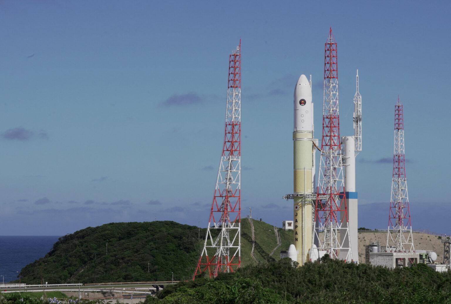 Japan launches spacecraft to mysterious moons of Mars