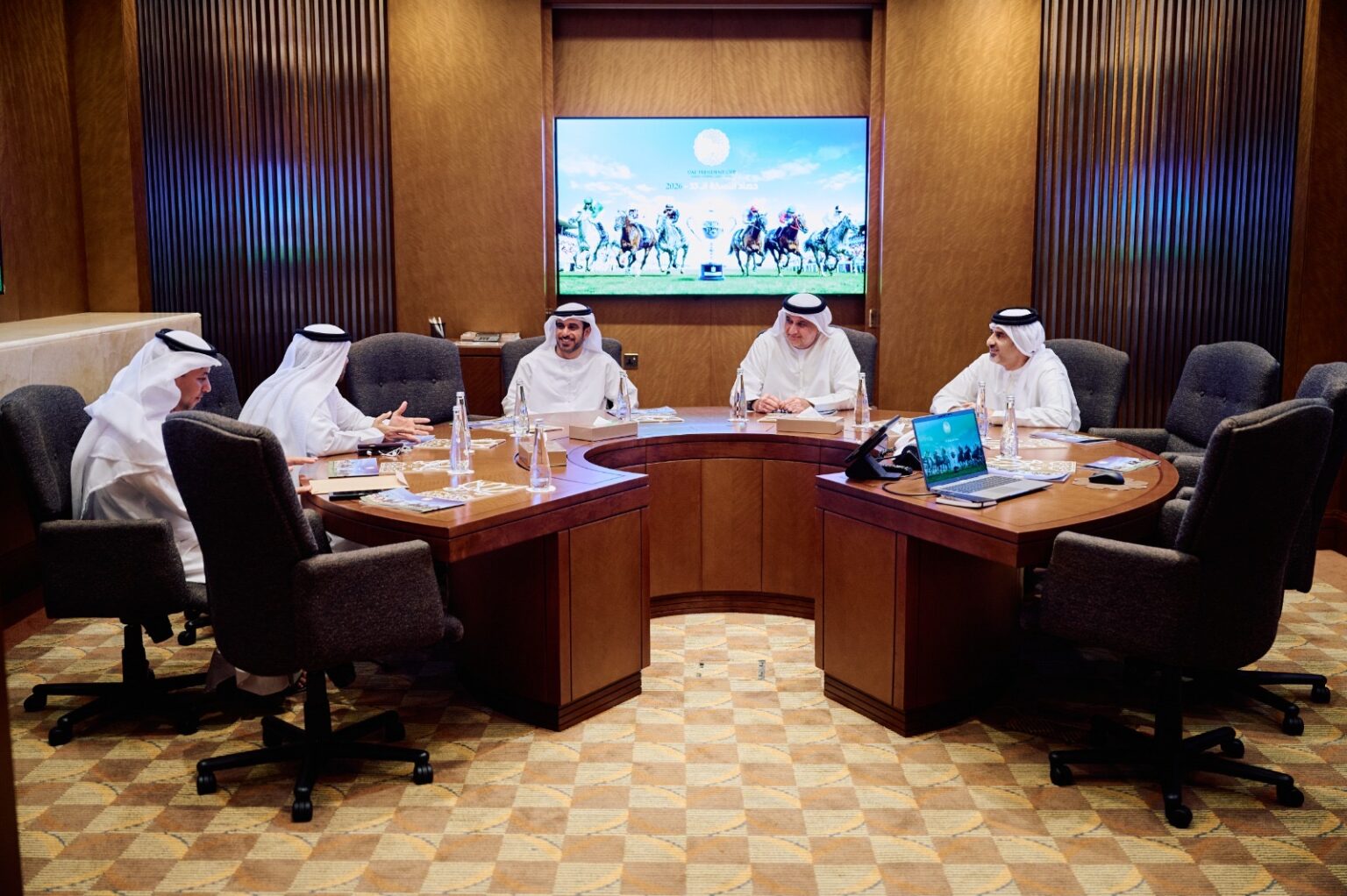 اللجنة المنظمة لكأس رئيس الدولة للخيول العربية الأصيلة تستعرض استعدادات الجولات المقبلة