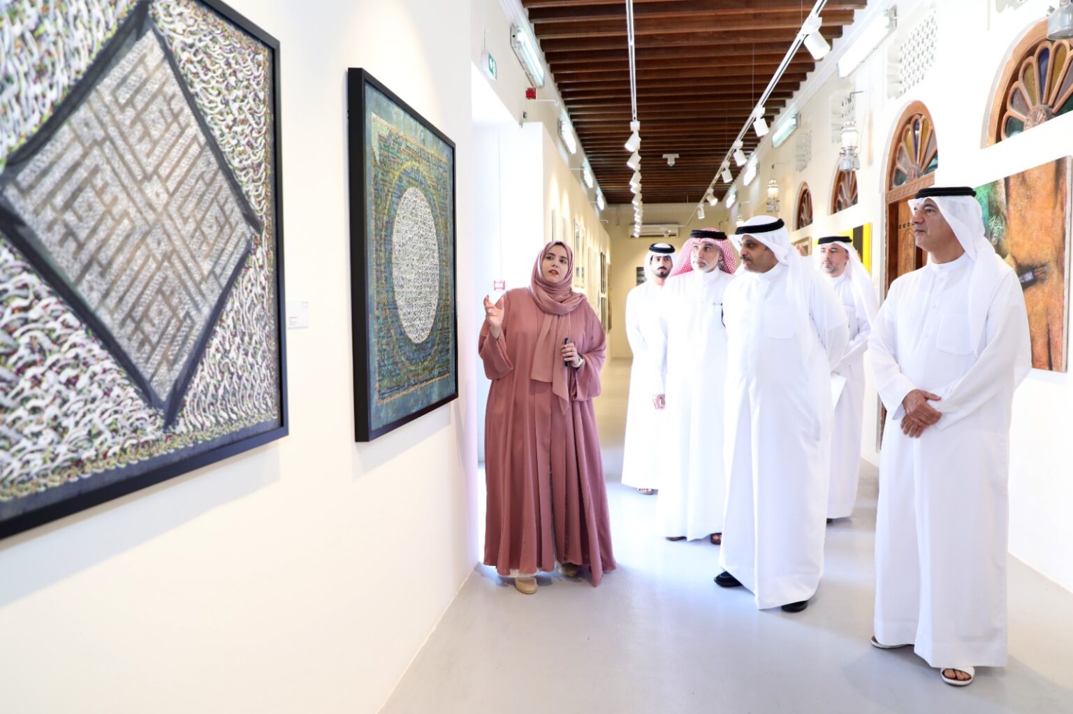 نائب القنصل الكويتي يزور معارض ملتقى الشارقة للخط