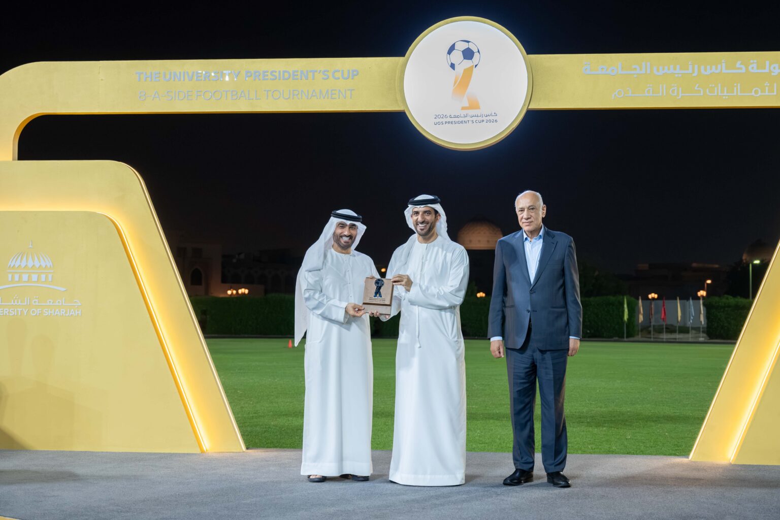سلطان بن أحمد القاسمي يتوّج الفائز بكأس رئيس جامعة الشارقة لثمانيات كرة القدم