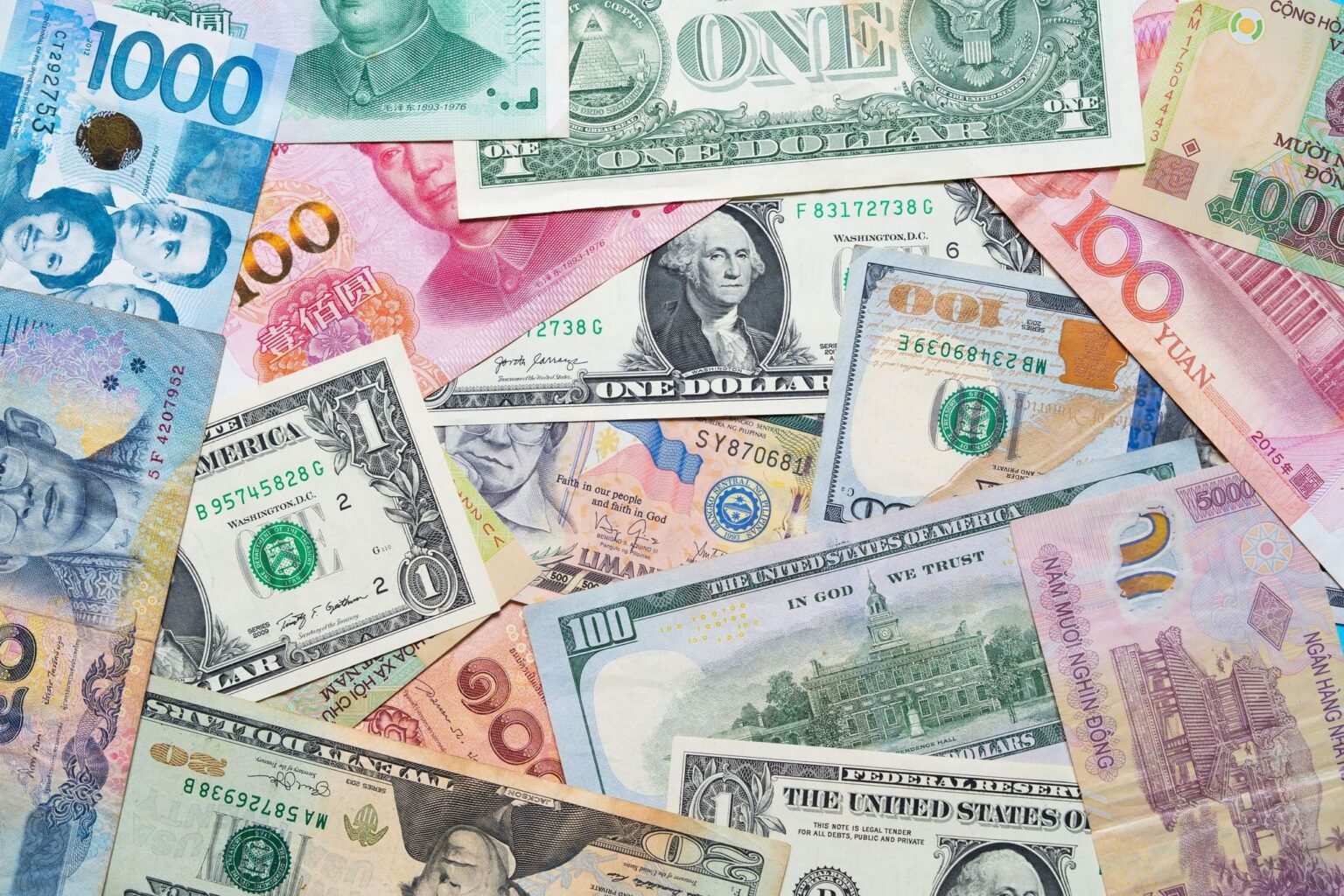 الدولار قرب أعلى مستوى في شهرين
