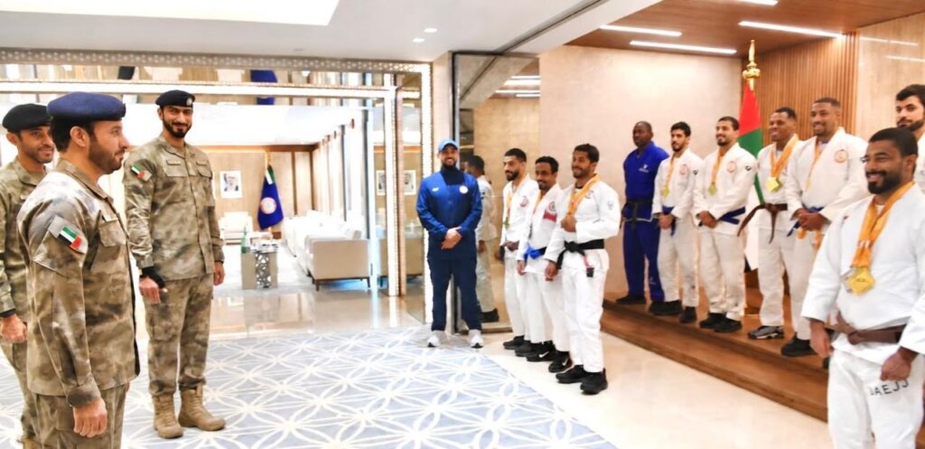 قائد عام شرطة أبوظبي يستقبل منتخبي الجوجيتسو والترايثلون بمناسبة تتويجهما في بطولتين دوليتين
