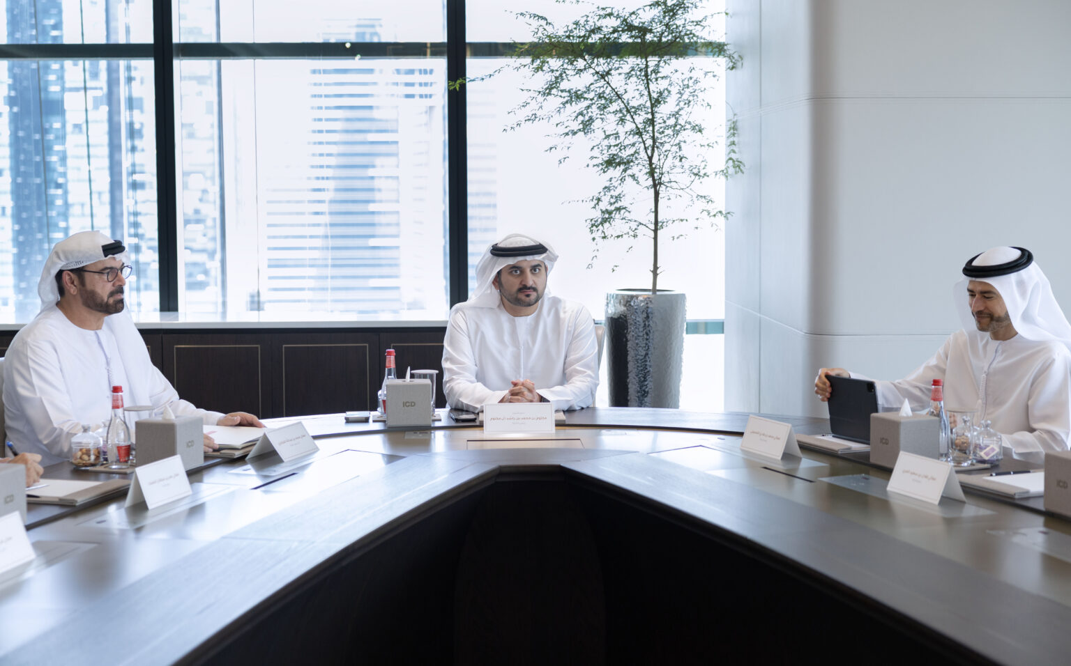 Maktoum bin Mohammed reviews Dubai economic, financial indicators