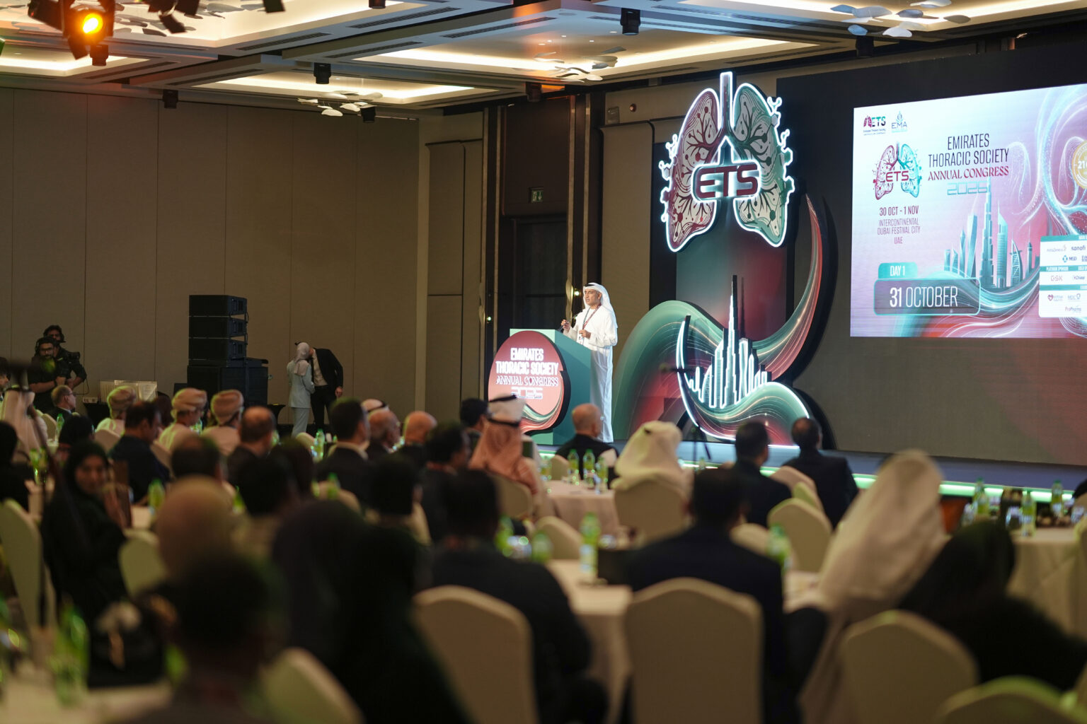 مؤتمر الإمارات لأمراض الصدر يحتفي بتطبيق الدولة لـ "المنظار الروبوتي" كأول وجهة في الشرق الأوسط