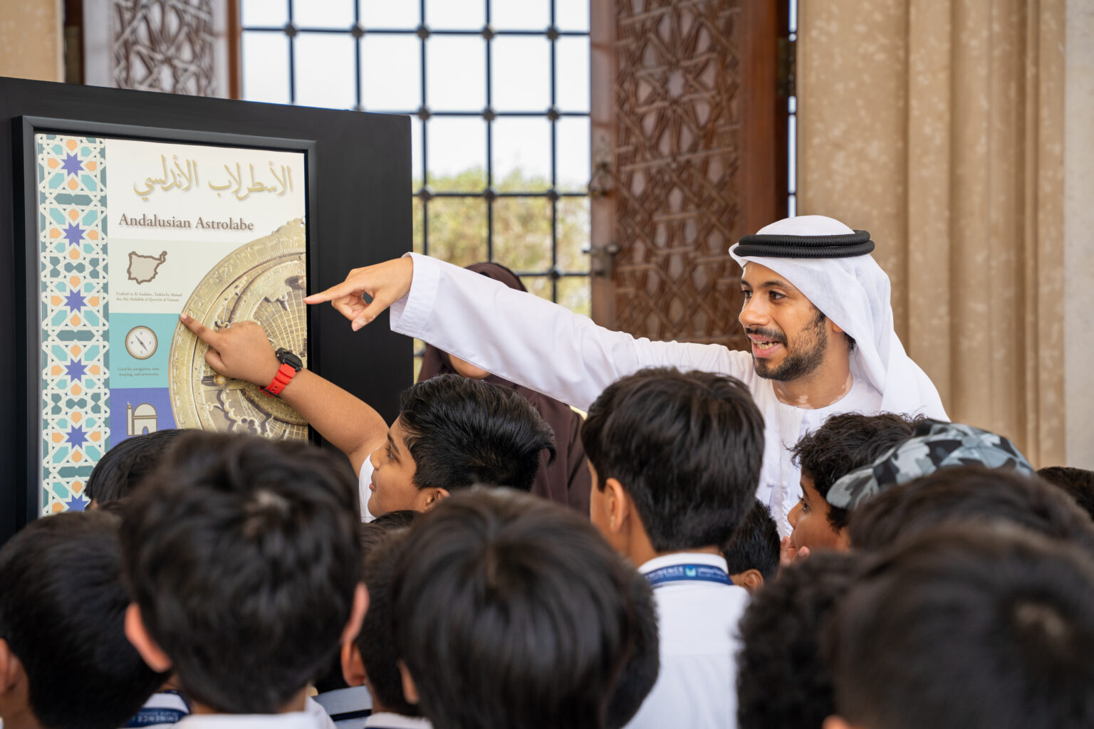 معرض "ملامح فنية" بجامع الشيخ زايد بالفجيرة يجمع الفنون الإسلامية والرؤى الإبداعية المعاصرة